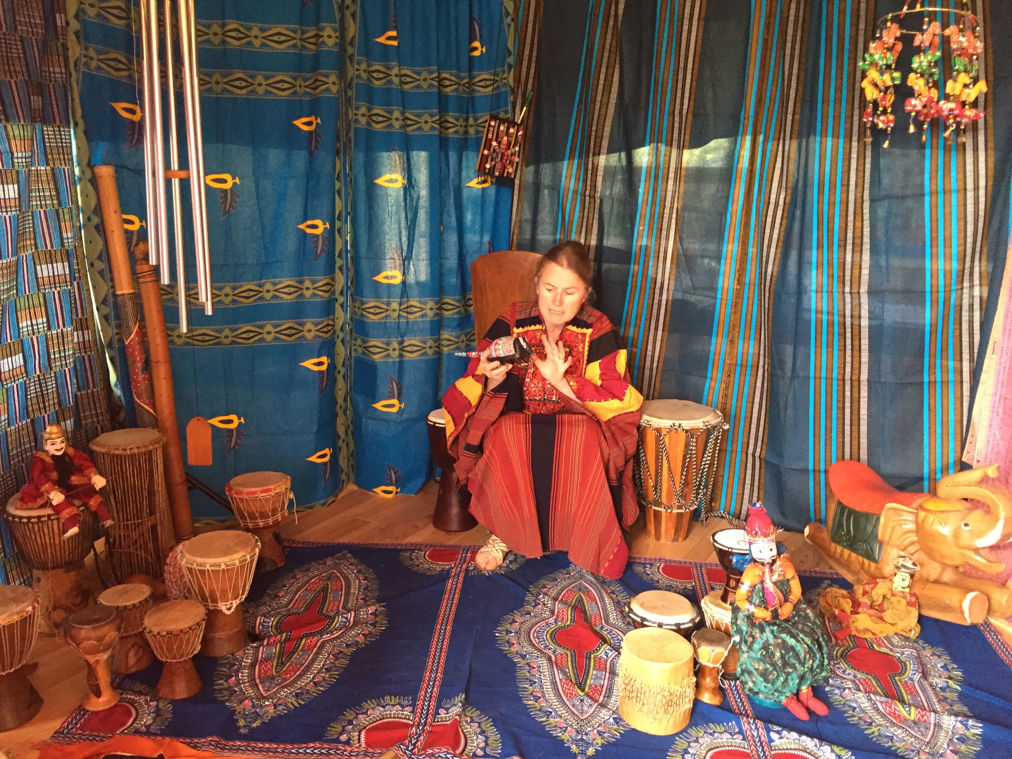 Anne présente un spectacle musical dans un décor coloré avec des percussions